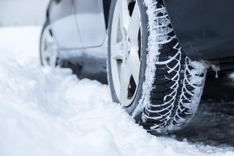 Auto jedzie po śniegu 1